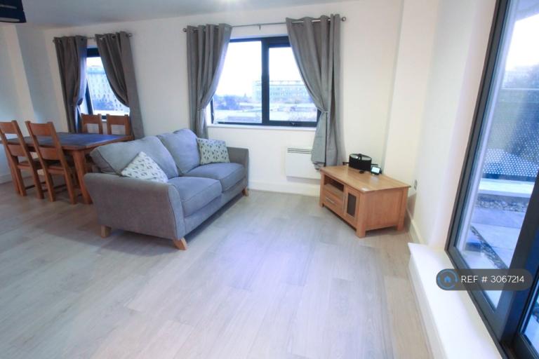 2 bedroom flat in Regal Court, Birmingham, B15 (2 bed) (#3067214)