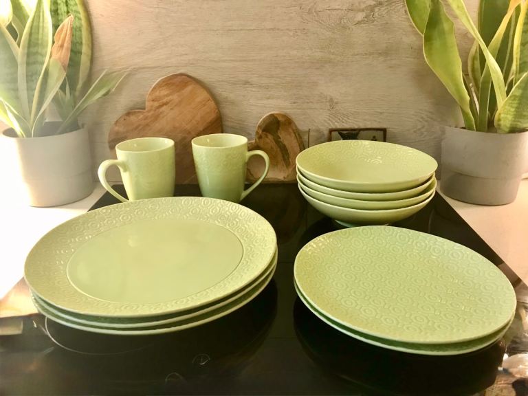 Vintage- Stylish green Dinner set 4 bowls, 3 large and 2 side plates & 2 mugs, matching