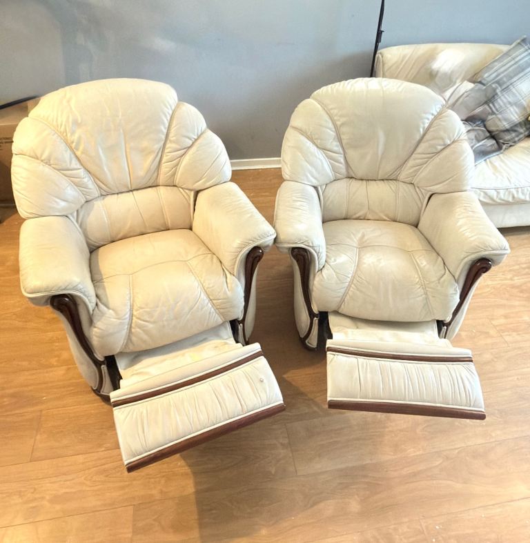 Free!!!    Good Condition Leather Recliner Set. G72 Pickup ASAP. 