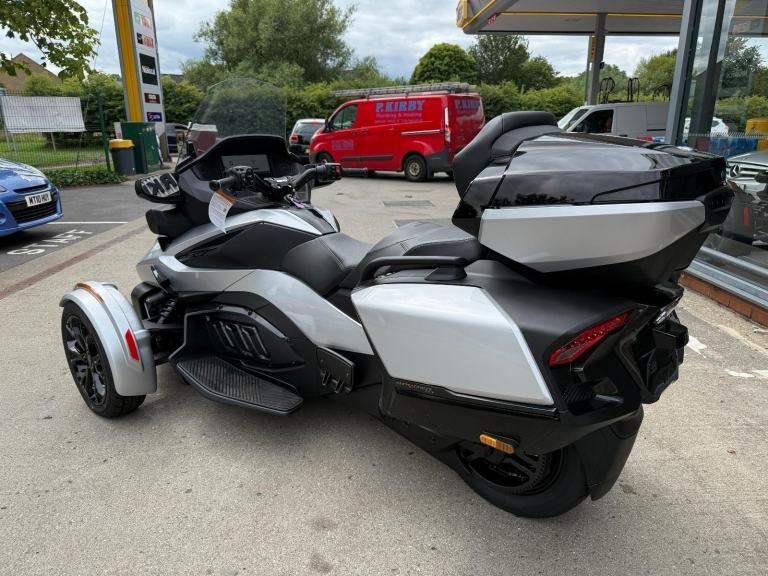 2025 Can-Am Spyder RT Limited 1330cc 6 speed semiauto trike Hyper Silver