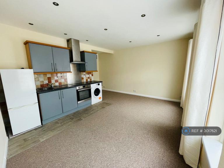 2 bedroom flat in Bradley Crescent, Bristol, BS11 (2 bed) (#3017621)