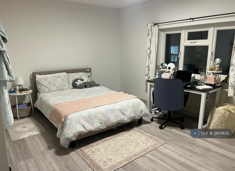 4 bedroom house in Adelphi Road, Epsom, KT17 (4 bed) (#2810935)