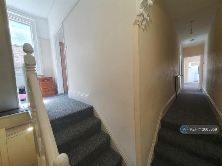 2 bedroom flat in Worthing Road, Southsea, PO5 (2 bed) (#2683359)