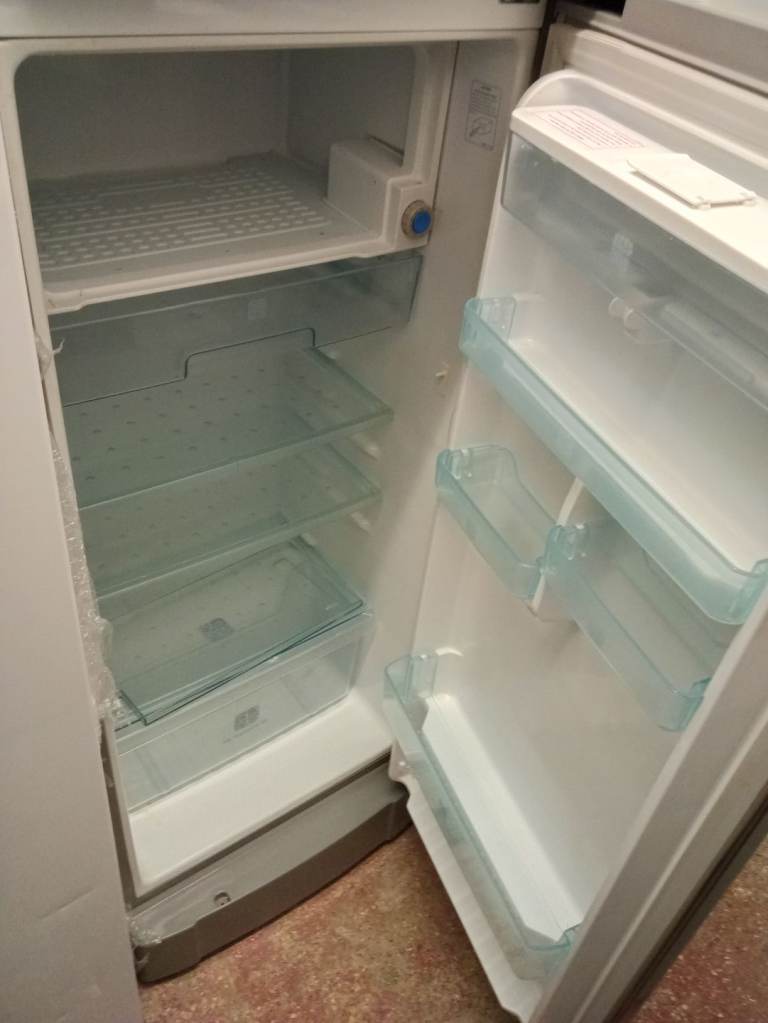SAMSUNG FRIDGE WITH ICE BOX 