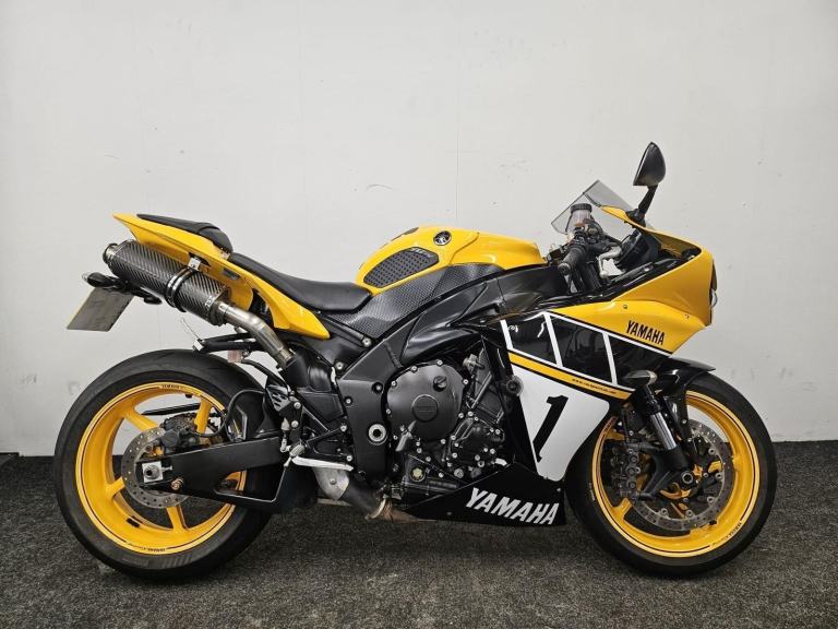 YAMAHA YZF-R1 ** AFTERMARKET EXHAUSTS - CRASH PROTECTORS - 12 MONTH MOT **