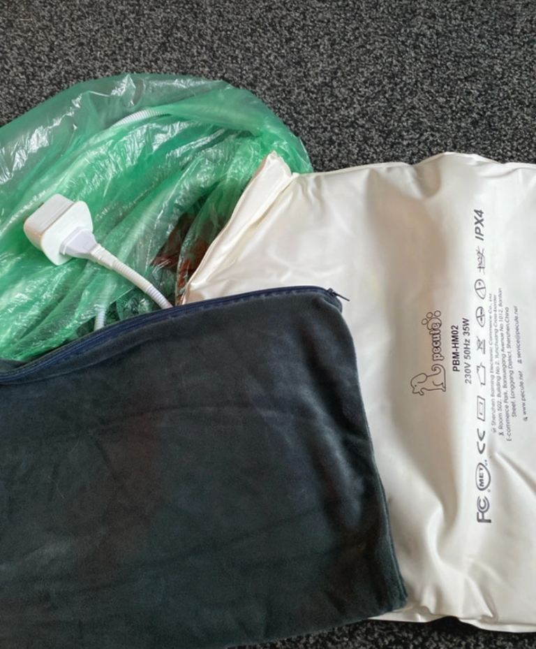 Pecute dog/puppy/pet heated mat with b/new cover