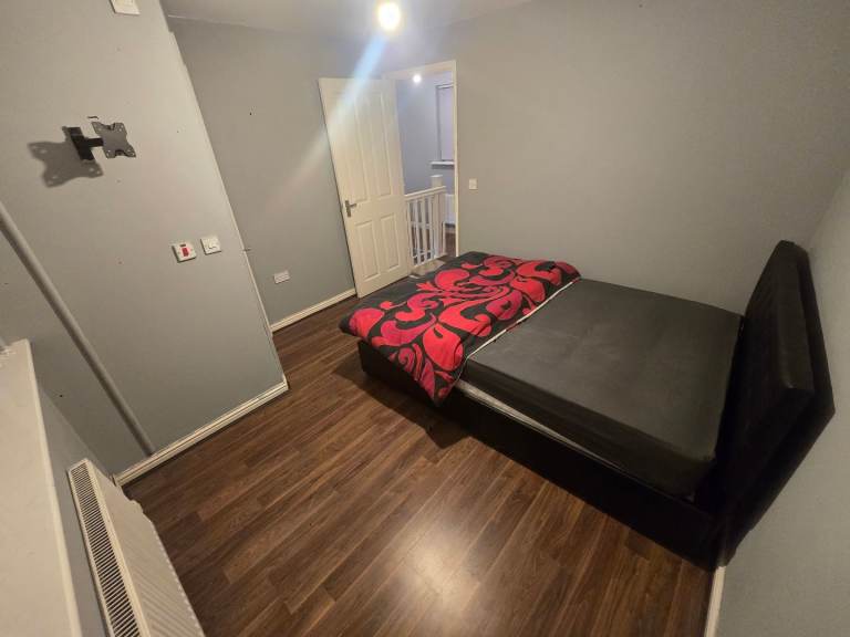Spacious Double Room with En-Suite – Working Female Preferred