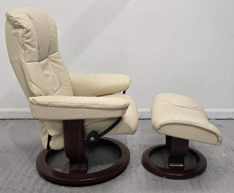 Ekornes Stressless Medium Leather Recliner Chair and Stool 3225