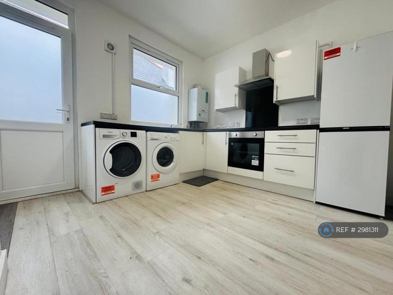 1 bedroom in Priory Crescent, Southend-On-Sea, SS2 (#2981311)