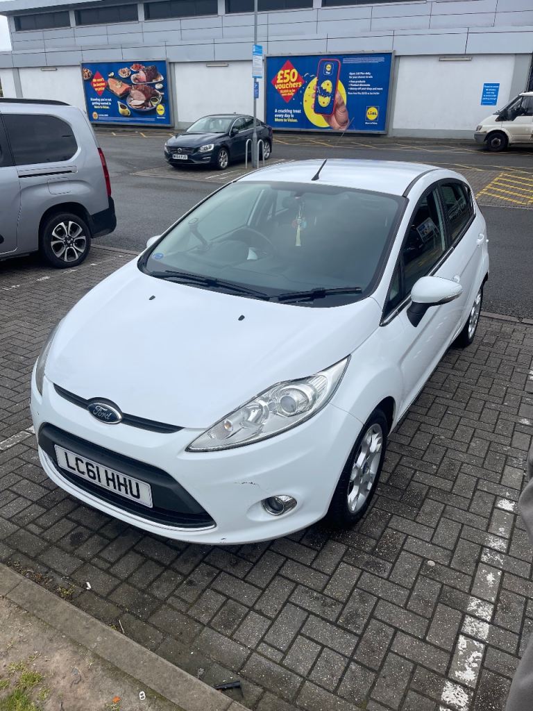 White Ford fiesta 