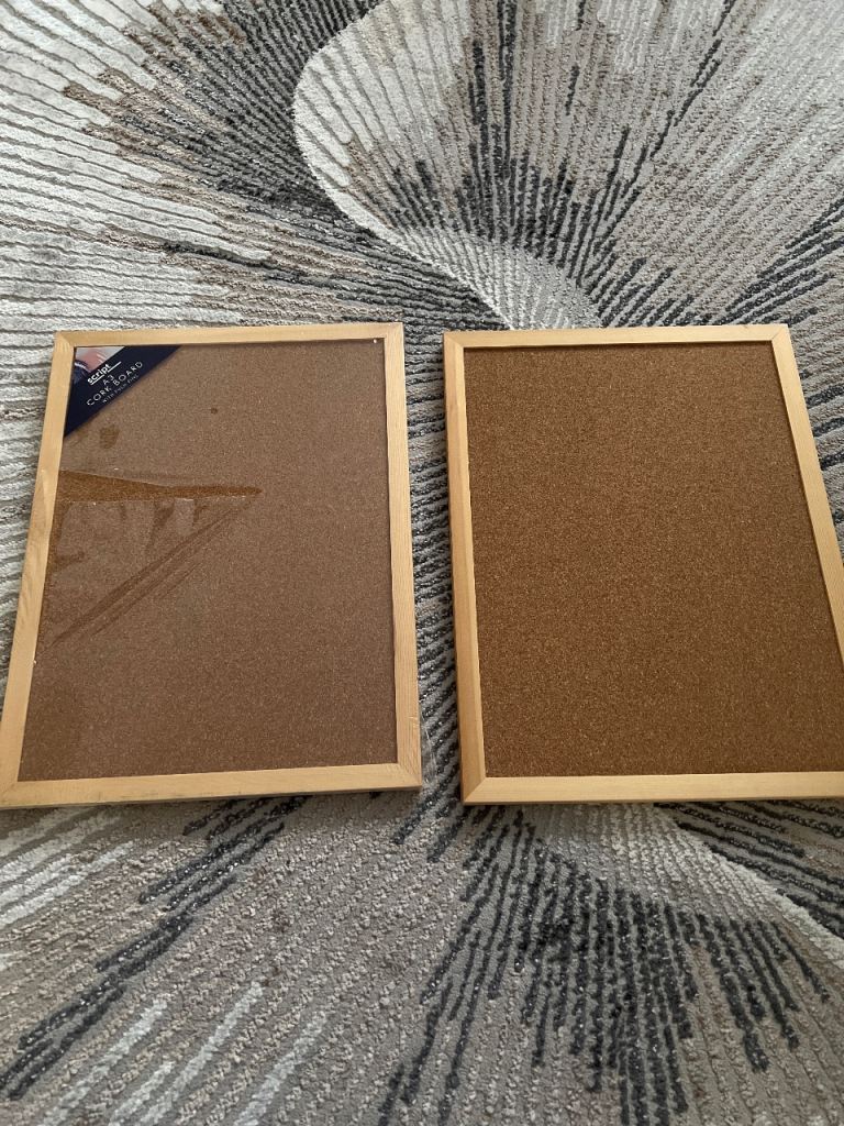 2x cork boards 