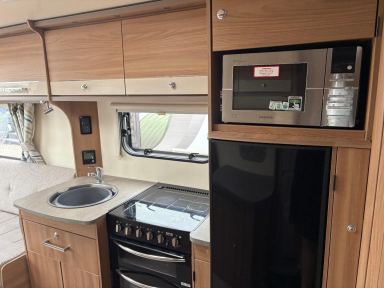 BAILEY PEGASUS GT70 GENOA - 2 BERTH CARAVAN WITH END WASHROOM AND MOTORMOVER