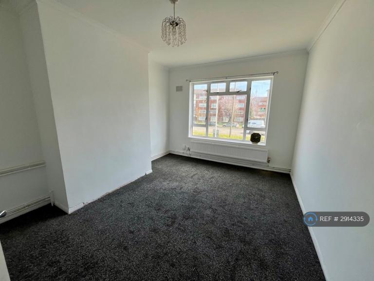2 bedroom flat in Harmondsworth Road, West Drayton, UB7 (2 bed) (#2914335)