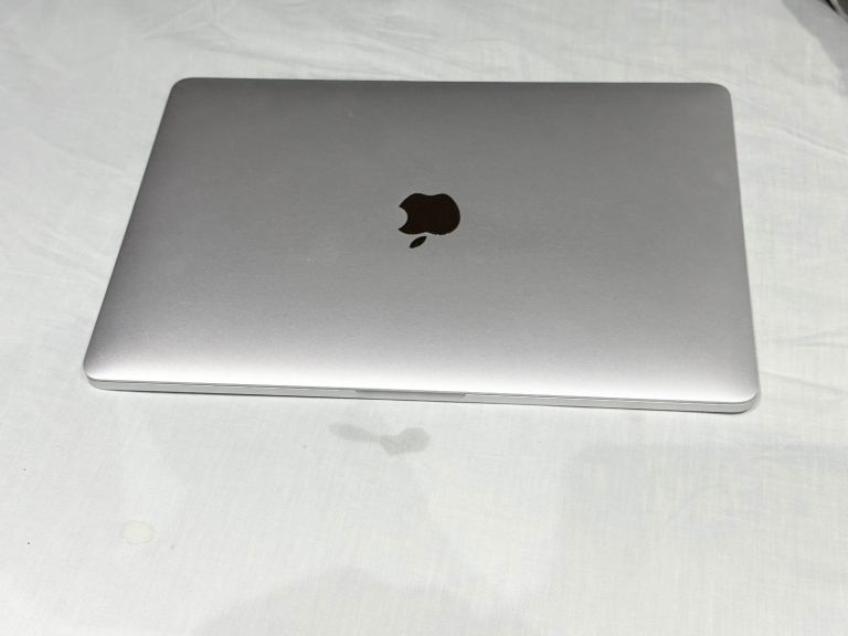 CAN HAND DELIVER,CYCLE COUNT 140 , MACBOOK PRO 2019 13” LAPTOP I5,8GB RAM,256 GB,SILVER FULL WORKING