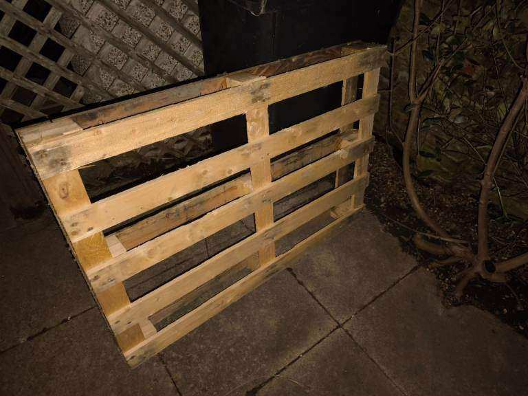 x 1 wood pallet