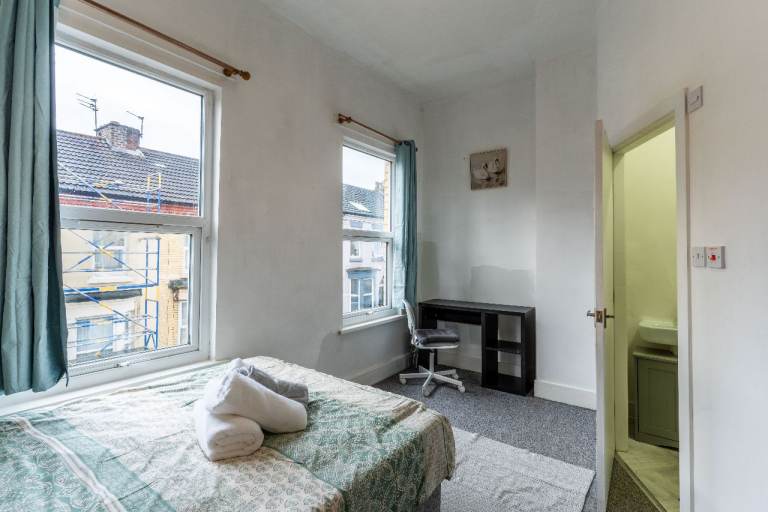 🏡 Modern 4-Bed, 4-Bath House – Fully Furnished | Superfast Wi-Fi | Turnkey