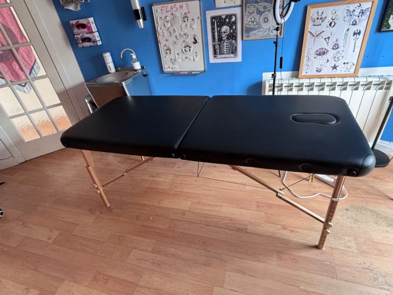Tattoo bed / massage table