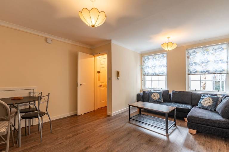Very desirable, ground floor, 2-bedroom flat in Newington – available September