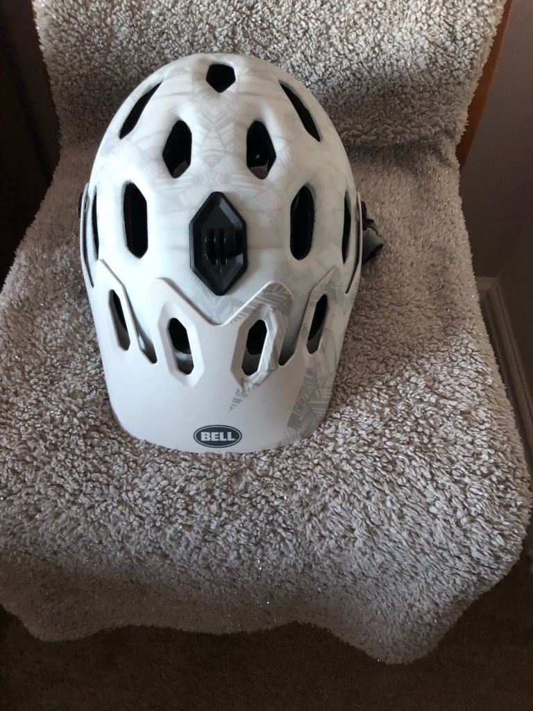 Men’s Bell cycle helmet, size L.