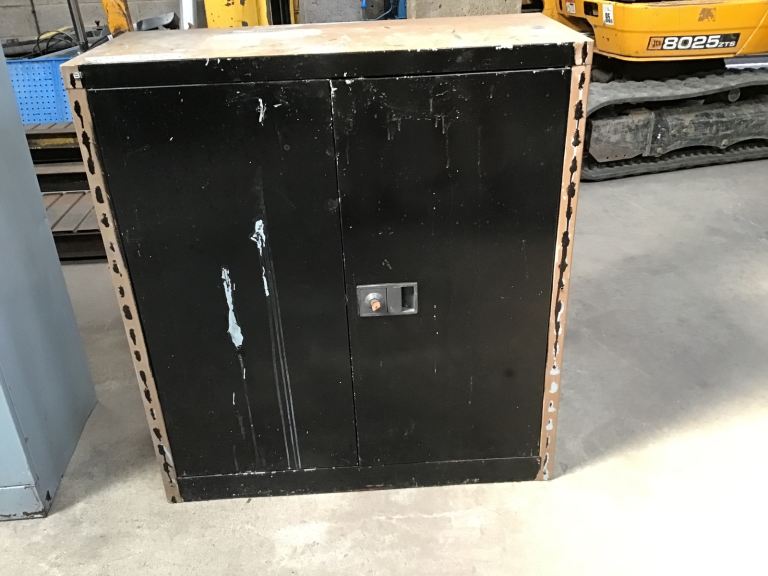 LOCKABLE METAL WORKSHOP CUPBOARD 100 x91x 40 cm with one shelf