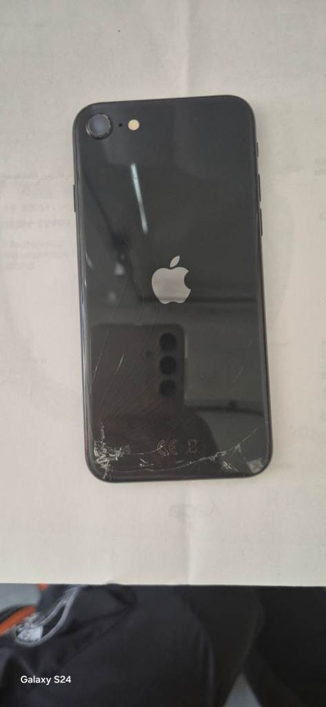Apple iPhone SE 64GB – Black, Cracked Screen
