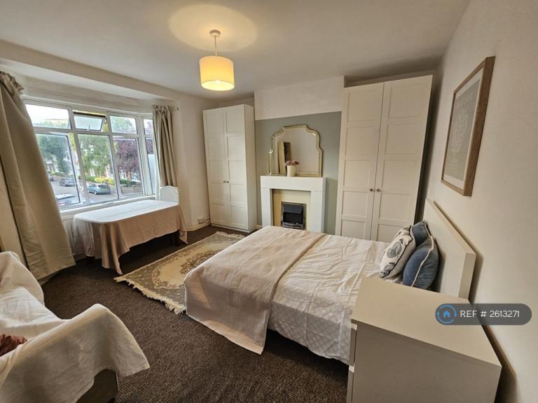 5 bedroom flat in Ealing, London, W5 (5 bed) (#2613271)