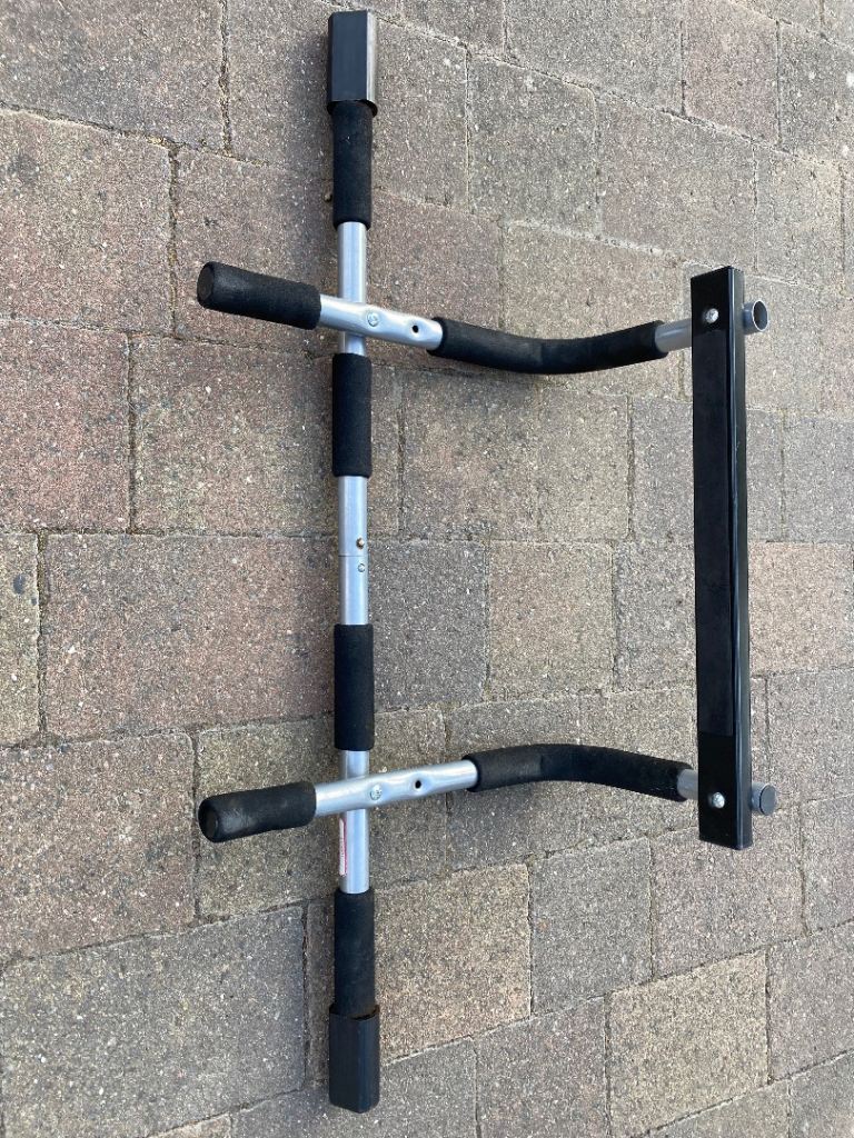 PRO FITNESS Doorway Pull Up / Chin Up Bar – Good Condition.