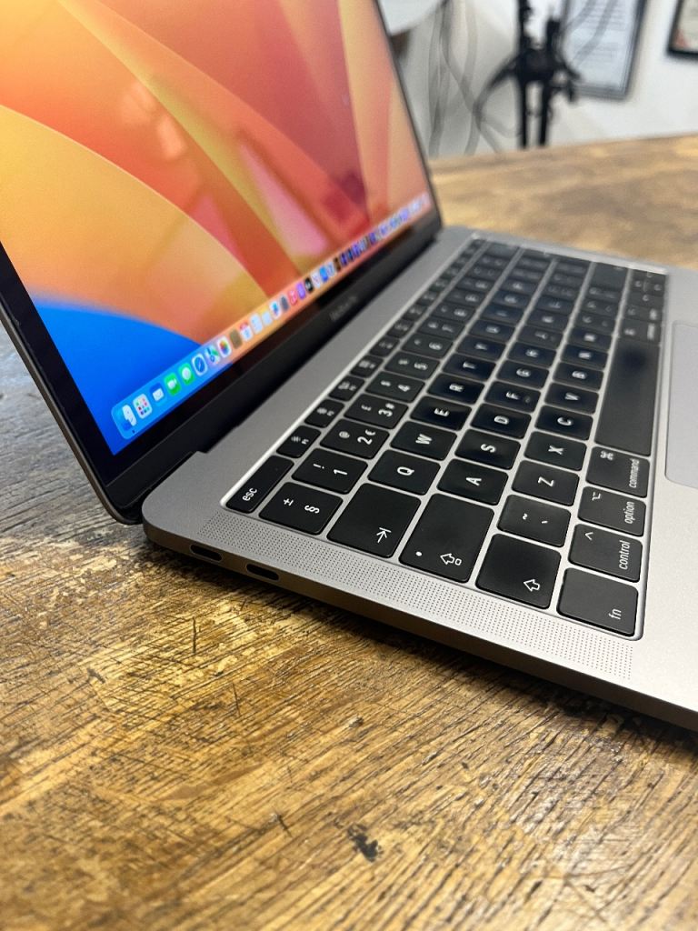 Apple MacBook Pro 13-inch 2017 2.3GHz Intel Core i5 8GB RAM 256GB SSD Space Grey Logic Pro Adobe 