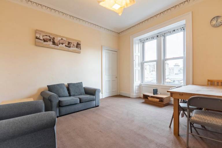 Bright, 3-bedroom, HMO flat in Newington, with separate lounge - available March!