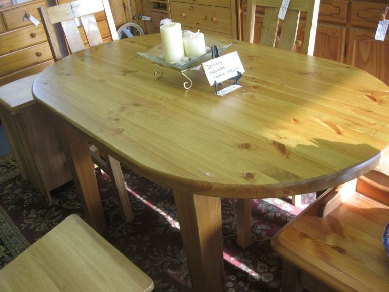SOLID PINE OVAL MODERN DINING TABLE. IN GOOD ORDER. STURDY DETACHABLE LEGS. VIEWING / DELIVERY 