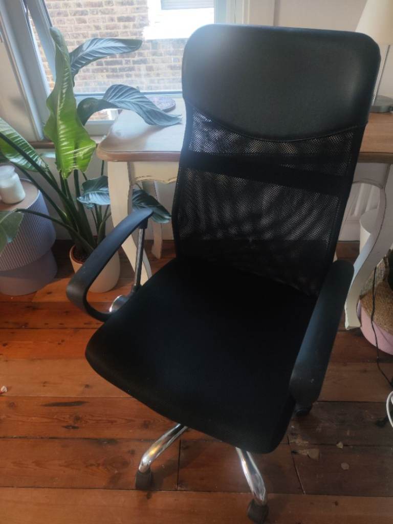 Black Office Chair with Mesh Back – Good Condition