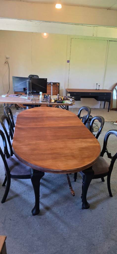 Extendable table and chairs 