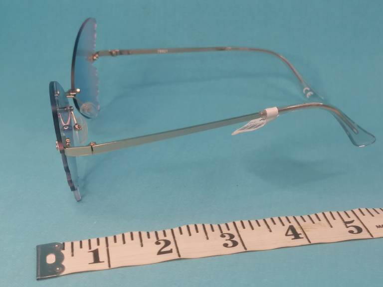 Very nice, stylish Women's Sunglass butterfly style. Brand new.