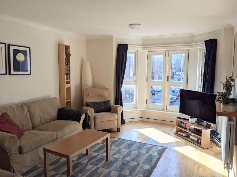 1 bedroom in 2 bed flatshare; suitable for young professional