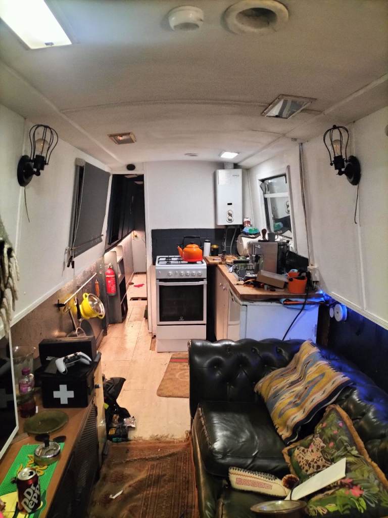 1 bed canal boat for rent 