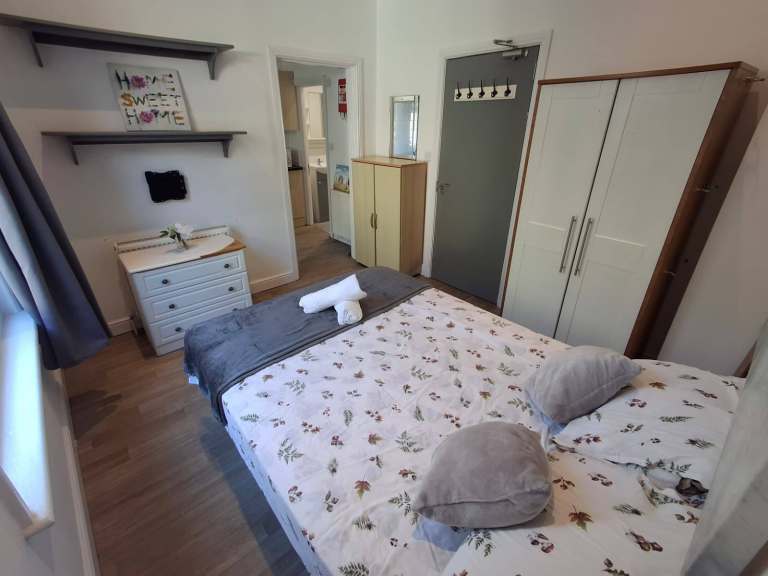 One bed flat ground floor flat with patio facing south in Westbourne.