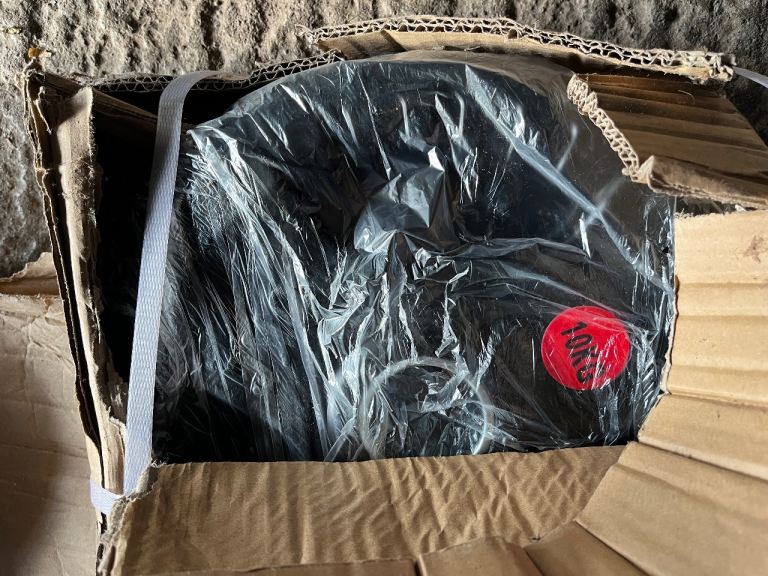 NEW 6ft 2 inch 12.5kg Olympic barbell set + 20kg trigrip weight plates (2x10kg)