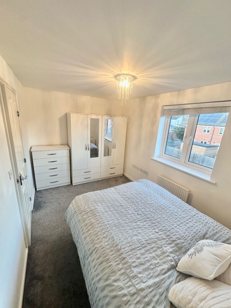 Freshly Refurbished House - Private Rd - Parking Bays