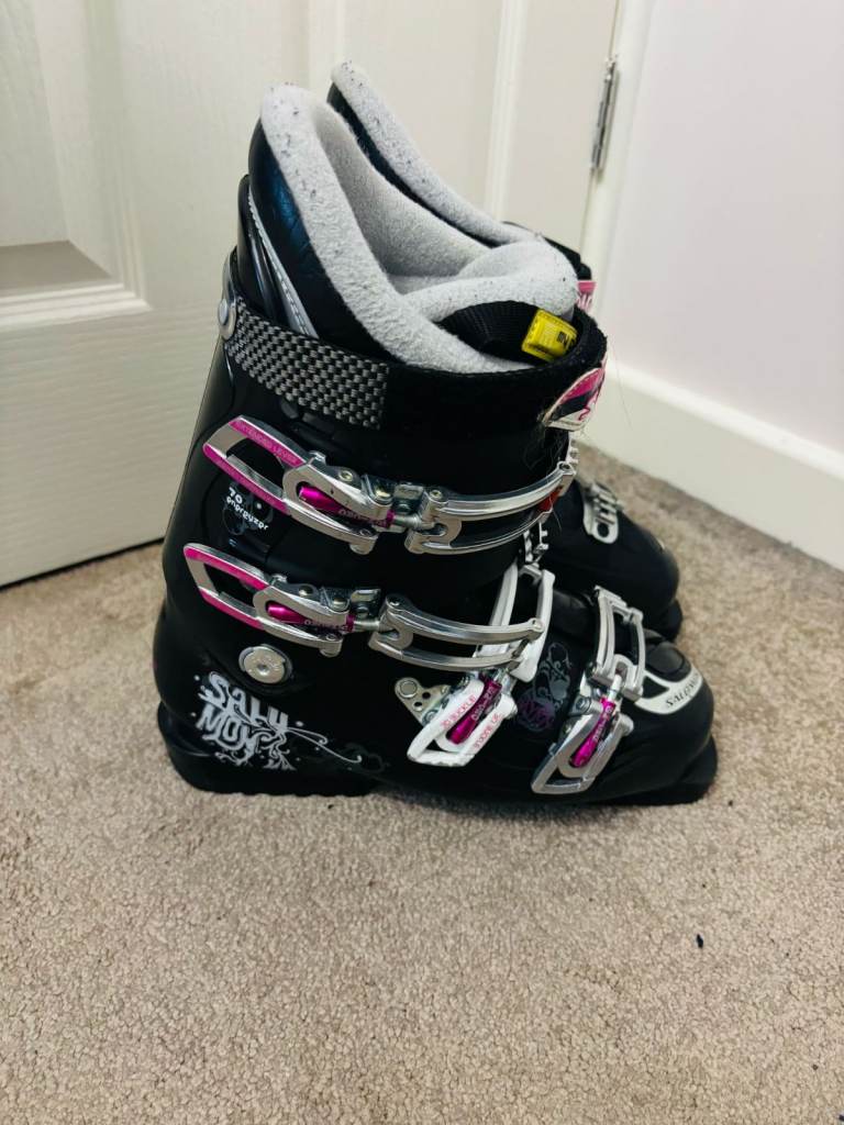 Women's ski boots
