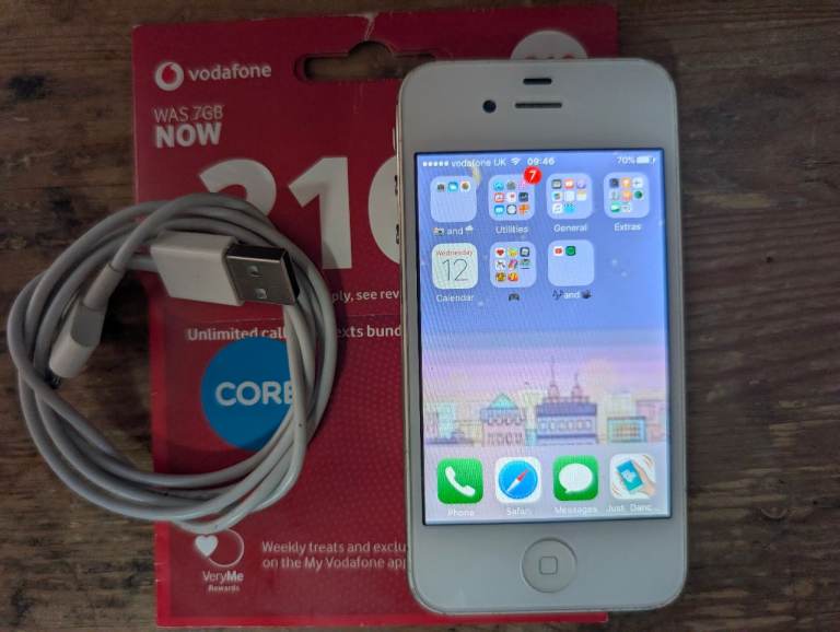 iPhone 4s white 8GB locked to Vodafone.