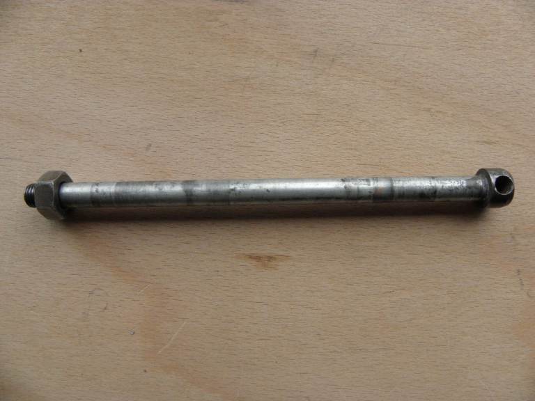 OE KAWASAKI KE100A 1980 FRONT WHEEL SPINDLE & NUT 41068-039 AXLE USED GOOD COND.