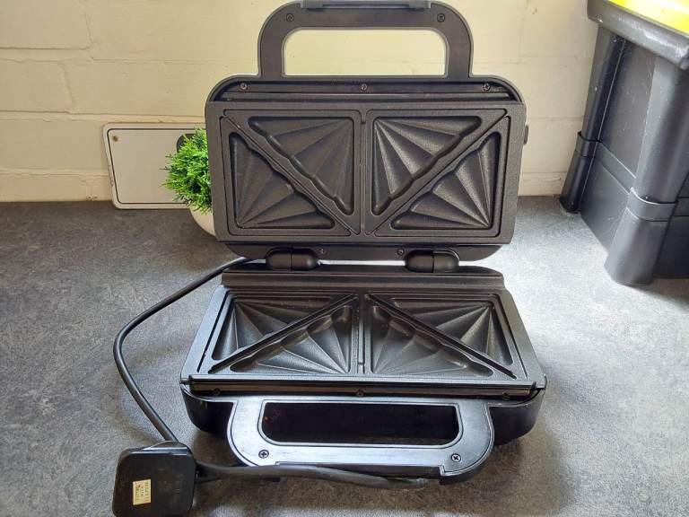 USED ONCE BREVILLE SANDWICH MAKER 