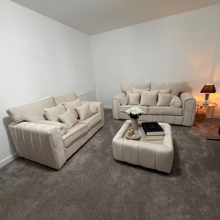 LILLEY SOFA & COFFEE TABLE LIKE NEW