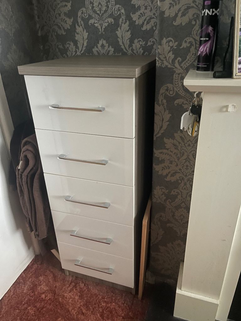 Bedroom Set of Drawers 