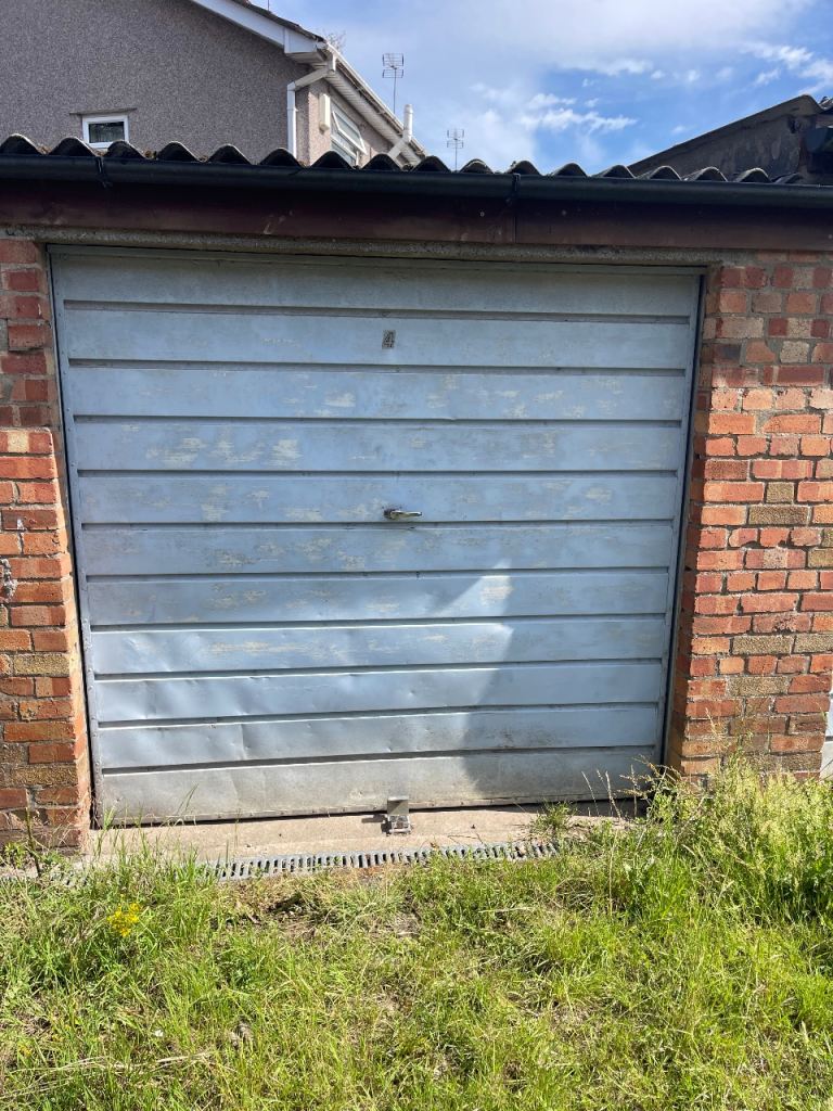 Garage to rent in Kingswood