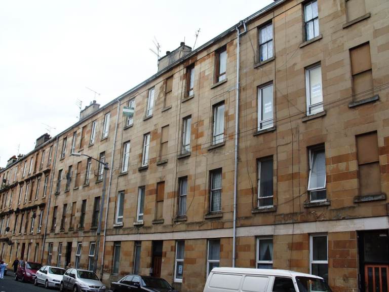 Fully Refurbished 2-Bedroom Top Floor Tenement Flat TO LET – G42- £995.00 pcm