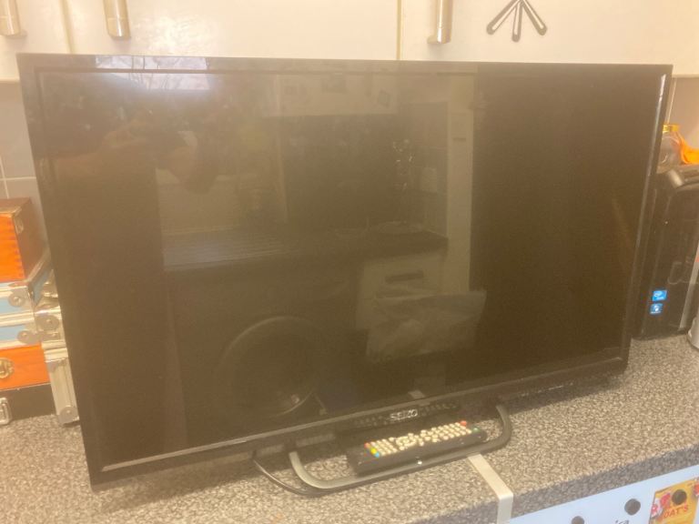 32” seizo Flat Screen TV with Remote – Good Condition