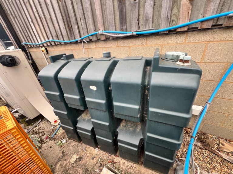 2x 1000 litre oil tanks 
