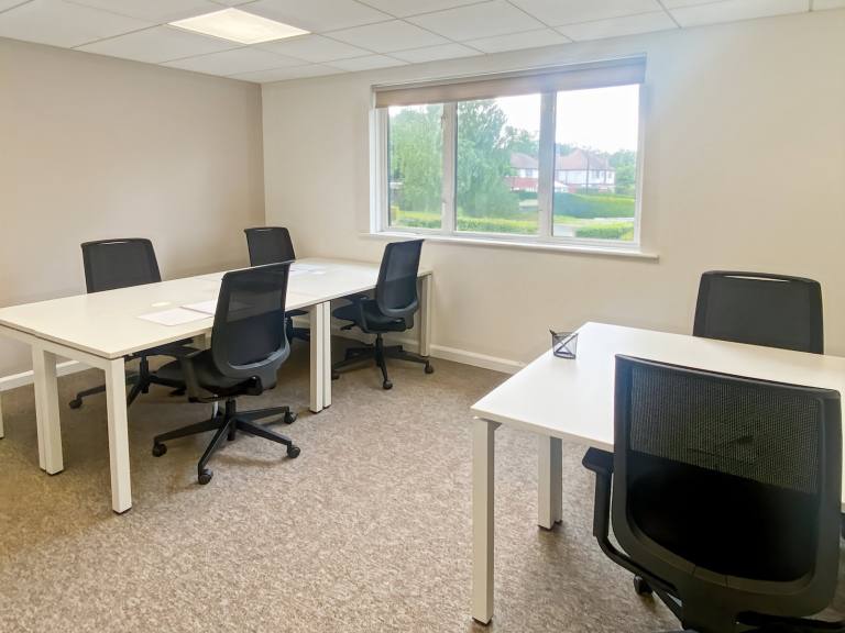 Worcester - WR5 2ZX \ Private Office Rental with a 5-Desk Setup