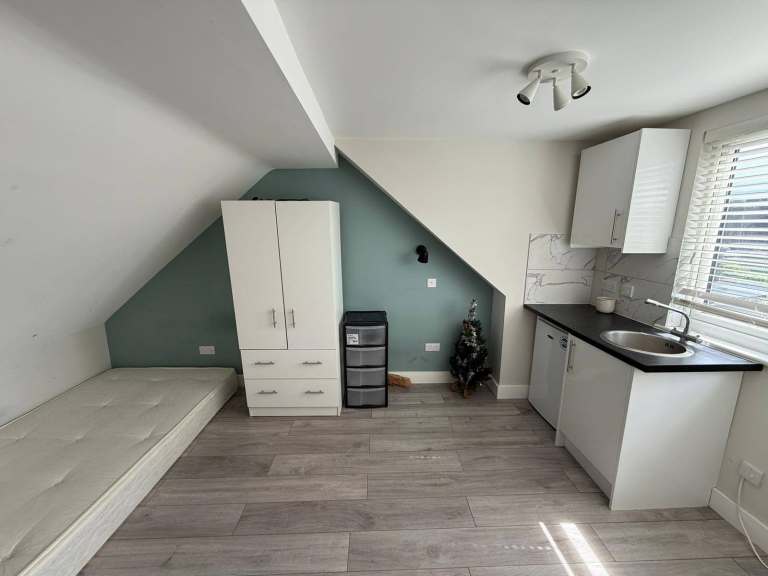 BENEFITS ACCEPTED - Studio Flat Available in Pinner Harrow HA2